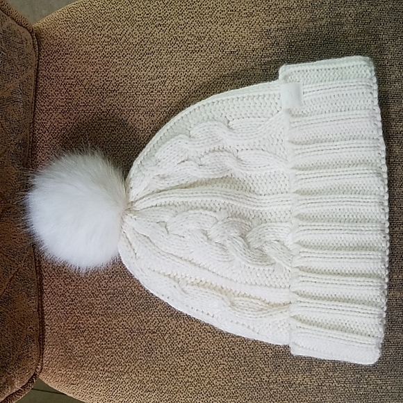PINK Victoria's Secret Accessories - PINK Victoria Secret Cream Cable Knit Sherpa Lined Beanie Hat Pom-Pom